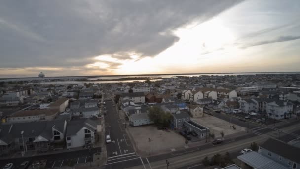 Маленьке містечко поблизу затоки на вид з повітряного дрона Seaside Heights Bay US — стокове відео