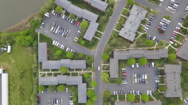 Stay Home aan Coronavirus, COVID-19 luchtfoto parkeerplaats van vele auto 's kleine stad USA woonplaats voorstedelijk gebied — Stockvideo