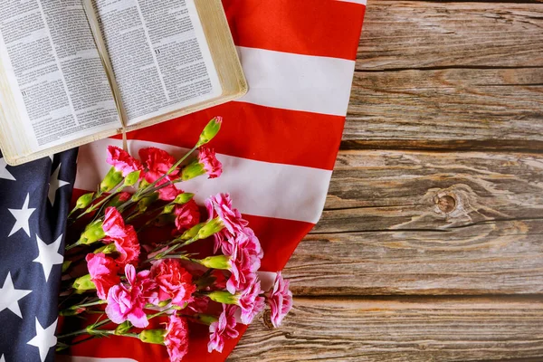 Los Angeles May 2020 Carnation Flowers Open Reading Holy Bible — Stock Photo, Image