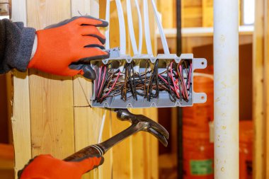 İşçi yeni eve elektrik prizleri kuruyor