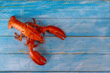 Ahşap tabakta akşam yemeği pişirilmiş ıstakoz.