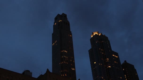 Manhattan irodaépület felhőkarcolók felhőkarcolók Night, New York City — Stock videók