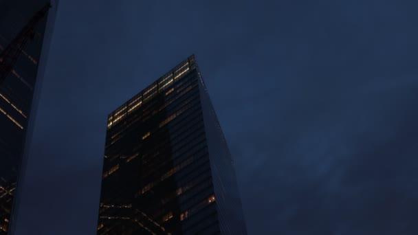 A központi épület felfelé néző New York felhőkarcolók alkonyatkor — Stock videók