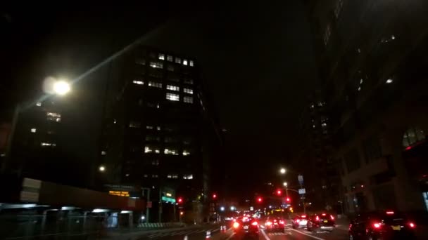 Превышение скорости в Манхэттене ночью, Нью-Йорк — стоковое видео