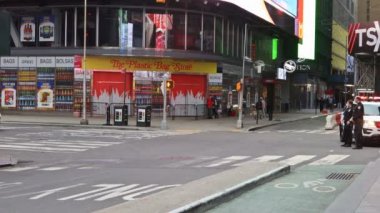 New York Manhattan, küresel COVID-19 Coronavirüs salgını sırasında sokakta yürüyen insanları korumak için maske takıyor.