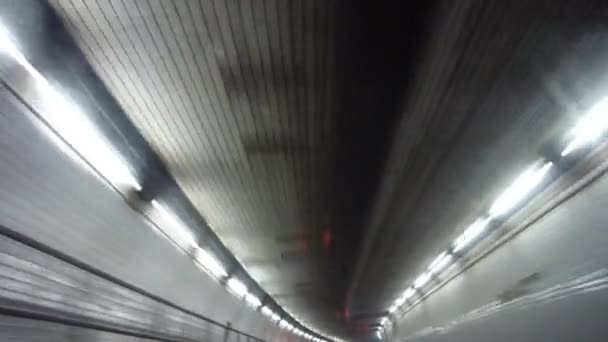 Odpolední provoz s dopravou Holandský tunel od řidiče — Stock video