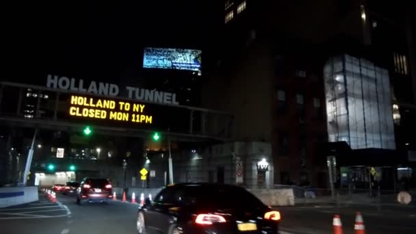 Odpolední provoz na ceduli pro Holandský tunel v noci v Dolním Manhattanu — Stock video