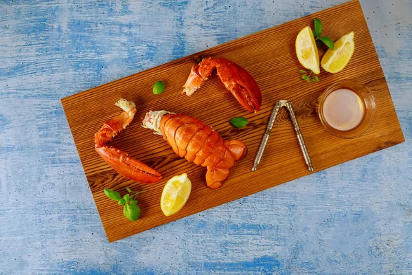 Potongan Cakar Ekor Lobster Makan Malam Siap Untuk Dimakan Meja — Stok Foto