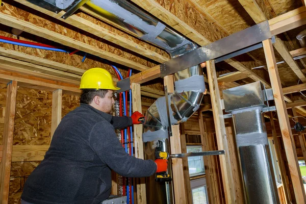 Trabalhadores Que Fazem Condicionamento Final Conduta Tubos Ventilação Sistema Hvac — Fotografia de Stock