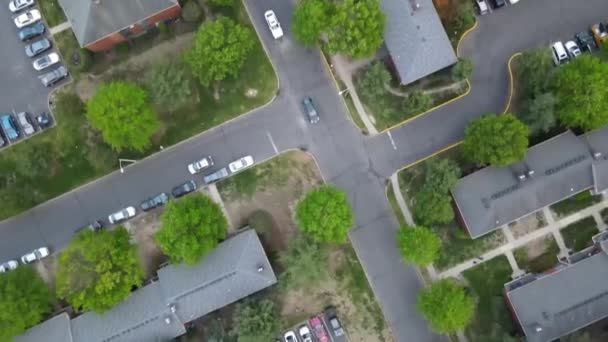 Fique em casa para Coronavirus, COVID-19 estacionamento aéreo de muitos carros pequena Cidade EUA cidade área suburbana — Vídeo de Stock