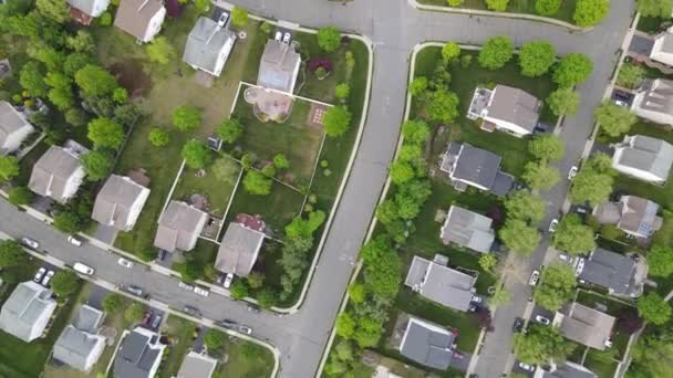 Fique em casa para reduzir o risco de infecção e espalhar o vírus, estacionamento de carro visto de cima do distrito residencial — Vídeo de Stock