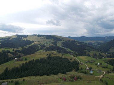 Verkhovyna ve bulutların muhteşem manzarası