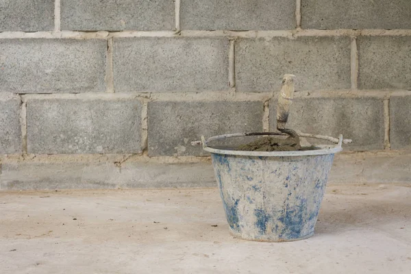 Yeni duvar inşaatı.