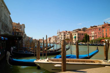 üstünde belgili tanımlık rıhtım Venedik'da tekneler