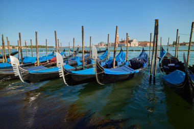 üstünde belgili tanımlık rıhtım Venedik'da tekneler