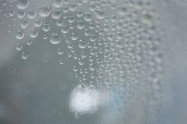 Camdaki su damlacıkları