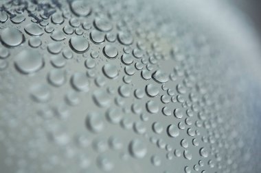 Camdaki su damlacıkları