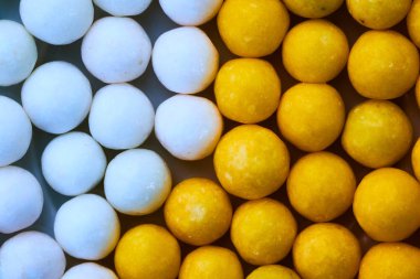 şeker şeker topları sarı, beyaz, mor