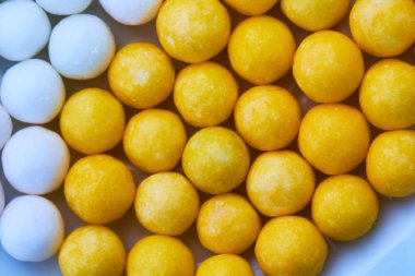 şeker şeker topları sarı, beyaz, mor