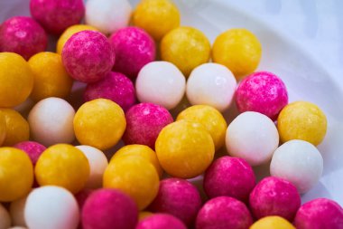 şeker şeker topları sarı, beyaz, mor