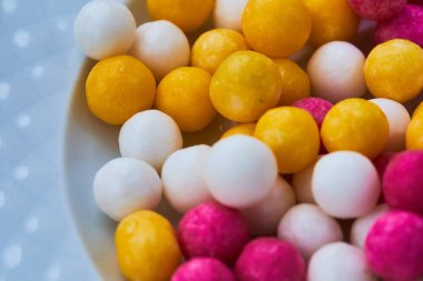 şeker şeker topları sarı, beyaz, mor