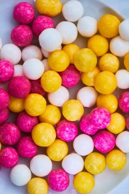 şeker şeker topları sarı, beyaz, mor