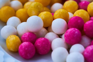 şeker şeker topları sarı, beyaz, mor