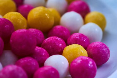 şeker şeker topları sarı, beyaz, mor
