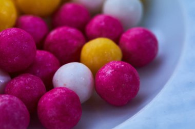 şeker şeker topları sarı, beyaz, mor