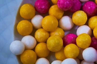 şeker şeker topları sarı, beyaz, mor