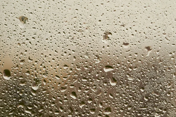 Gouttes d'eau sur le verre après la pluie — Photo