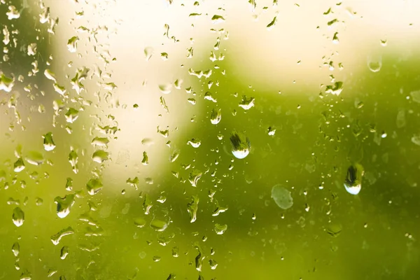 Gouttes d'eau sur le verre après la pluie — Photo
