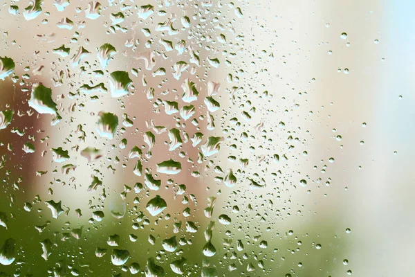 Wasser tropft nach Regen auf das Glas — Stockfoto