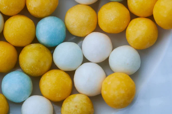 şeker şeker topları sarı, beyaz, mor