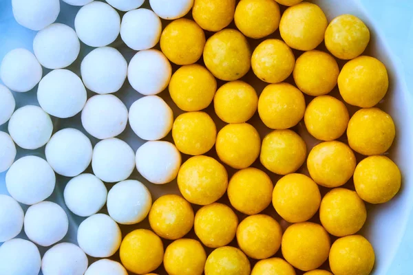 Azúcar bolas de caramelo amarillo, blanco, púrpura — Foto de Stock