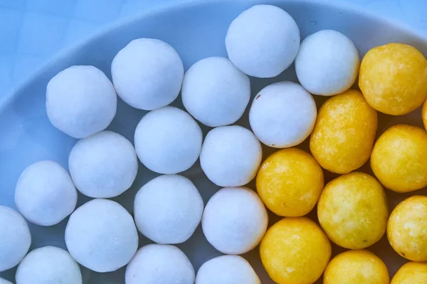 Azúcar bolas de caramelo amarillo, blanco, púrpura — Foto de Stock