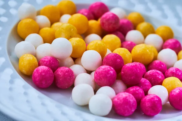 Azúcar bolas de caramelo amarillo, blanco, púrpura — Foto de Stock