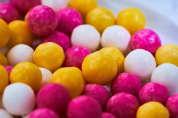 Zuckerbonbons gelb, weiß, lila — Stockfoto