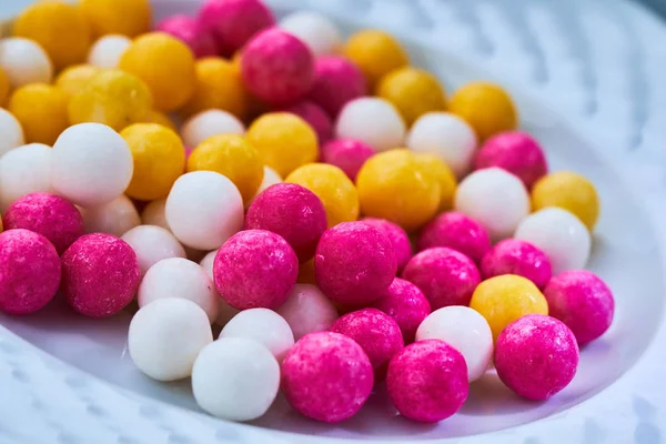 Azúcar bolas de caramelo amarillo, blanco, púrpura — Foto de Stock