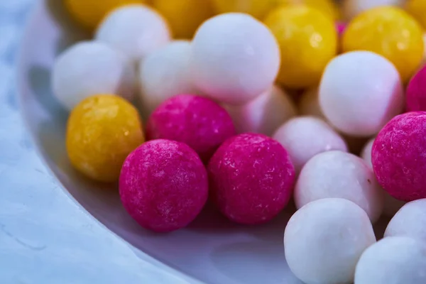 Azúcar bolas de caramelo amarillo, blanco, púrpura — Foto de Stock