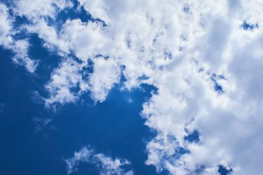 Mavi gökyüzündeki bulutlar