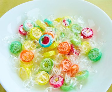 meyve renkli şeker lolipoplar