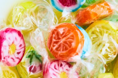 meyve renkli şeker lolipoplar