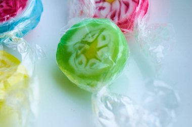 meyve renkli şeker lolipoplar