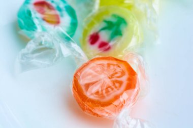 meyve renkli şeker lolipoplar