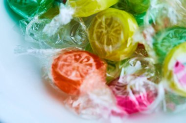 meyve renkli şeker lolipoplar