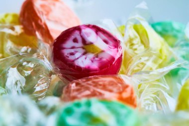 meyve renkli şeker lolipoplar