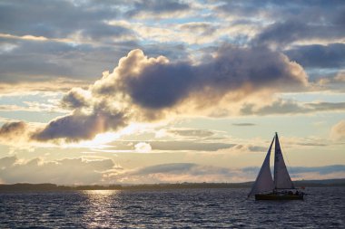 Beyaz Rusya yelkenli güneşler bir nehir üzerinde güzel manzara