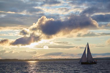 Beyaz Rusya yelkenli güneşler bir nehir üzerinde güzel manzara
