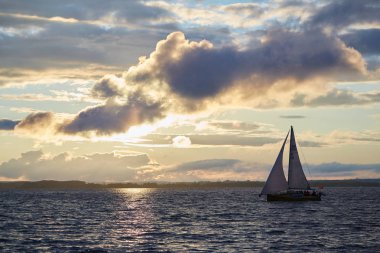 Beyaz Rusya yelkenli güneşler bir nehir üzerinde güzel manzara